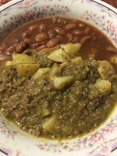 Una foto de Carne molida con papas en salsa verde