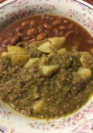Una foto de Carne molida con papas en salsa verde