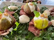 Una foto di insalata fichi