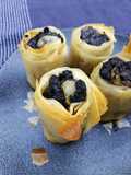 Crujiente de morcilla con uvas y pera