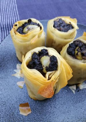 Una foto de Crujiente de morcilla con uvas y pera