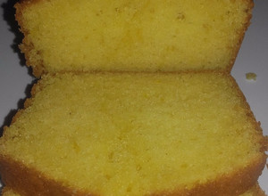 Una foto de Budín de limón con crema de leche