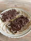 Món Ăn Nhẹ Giữa Ngày Với Cracker Và Nutela Cùng Socola Bào