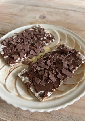Hình của món Món Ăn Nhẹ Giữa Ngày Với Cracker Và Nutela Cùng Socola Bào.