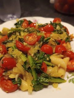 Una foto de Fideos con Cherry y espinaca