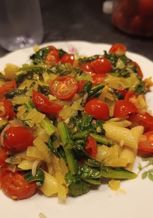 Una foto de Fideos con Cherry y espinaca