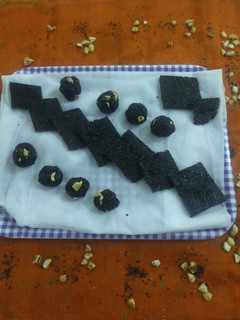 કાળા તલ તલસાંકળી (Kala Til Tilsankli Recipe In Gujarati) રેસીપી મુખ્ય ફોટો