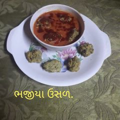 A picture of ભજીયા ઉસળ.