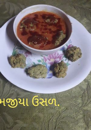 A picture of ભજીયા ઉસળ.