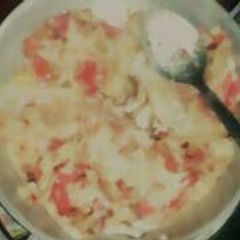 A picture of Fried eggs served with ugali.