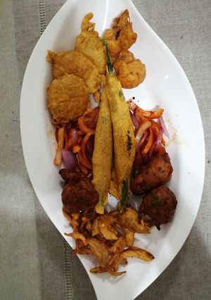 ભજીયા અને મેથીના ભજીયા(Pakoda and methi pakoda recipe in Gujarati) રેસીપી મુખ્ય ફોટો