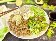 Una foto de arroz poke
