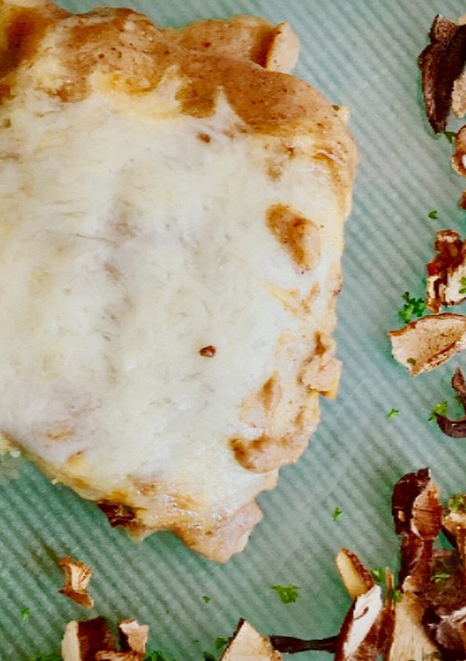 Una foto de Lasaña de atún y vegetales con bechamel de setas y piñones