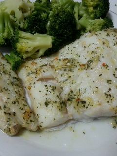 Una foto de Bacalao horneado con perejil, guindillas y ajitos