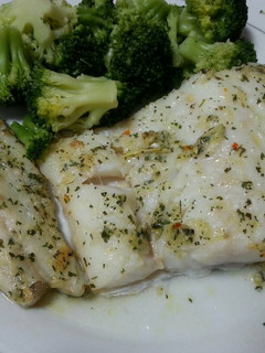 Una foto de Bacalao horneado con perejil, guindillas y ajitos