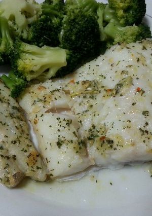 Una foto de Bacalao horneado con perejil, guindillas y ajitos