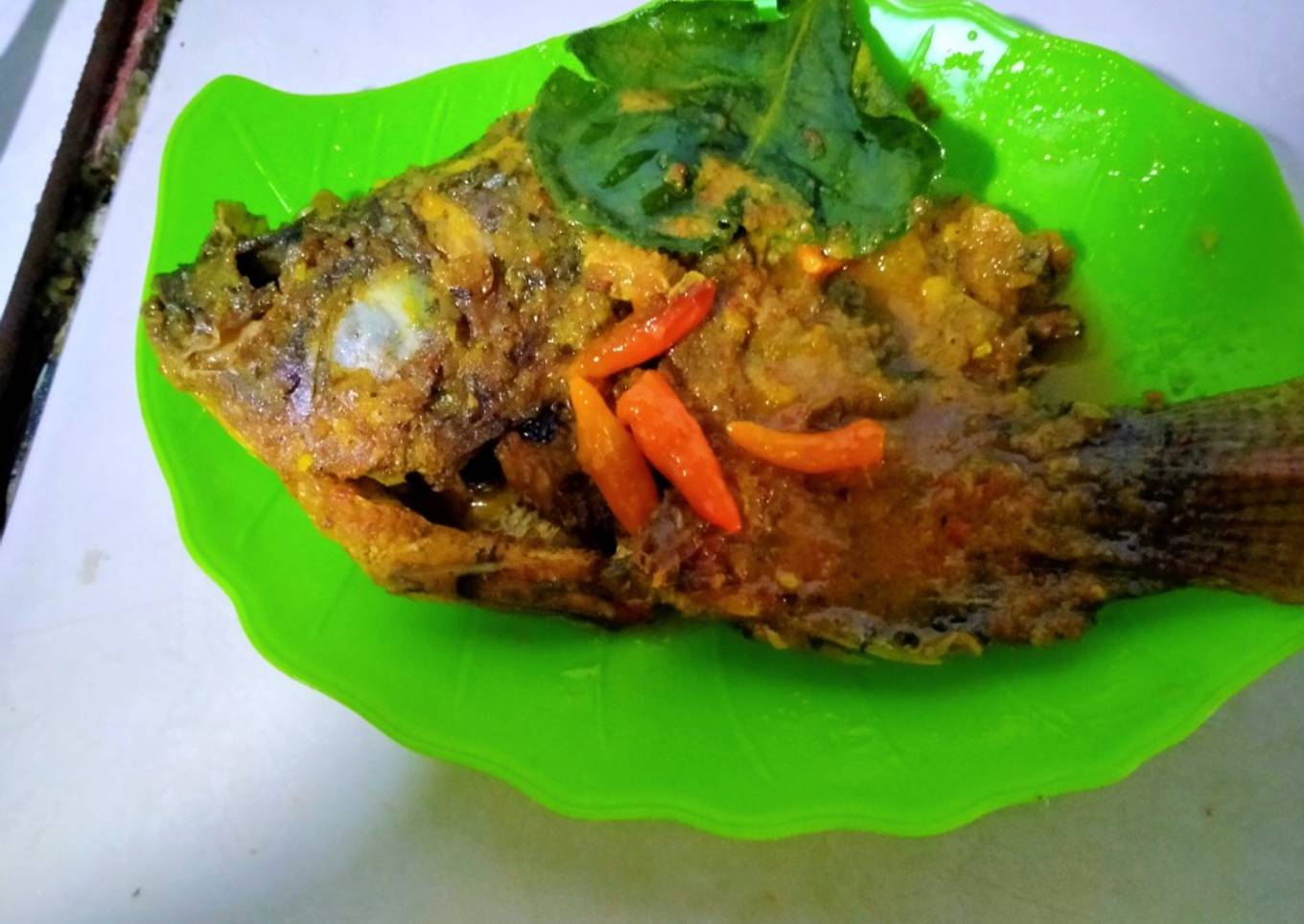 Ikan bumbu kuning pedas