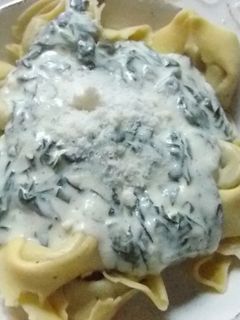 Una foto de Pasta rellena con salsa de espinacas