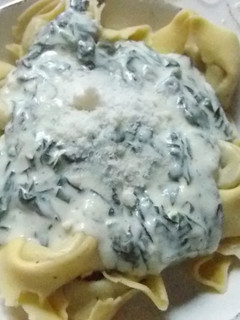 Una foto de Pasta rellena con salsa de espinacas