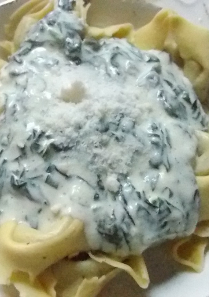 Una foto de Pasta rellena con salsa de espinacas