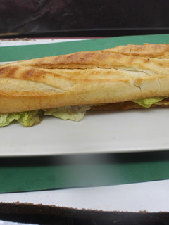 Una foto de Bocadillo de tortilla cuadrada con lechuga