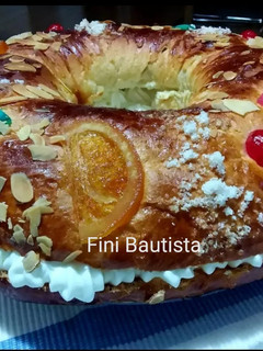 Una foto de Roscón de Reyes relleno de nata
