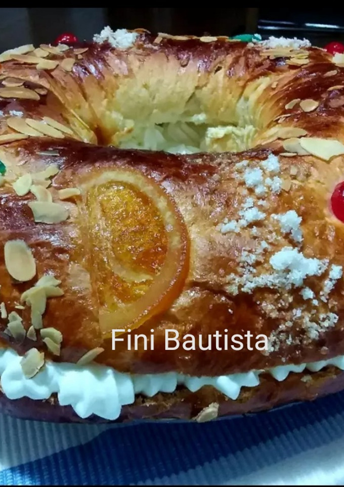 Una foto de Roscón de Reyes relleno de nata