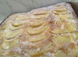 Una foto de Torta de manzana 🍎 rápida, fácil y riquísima 🔥