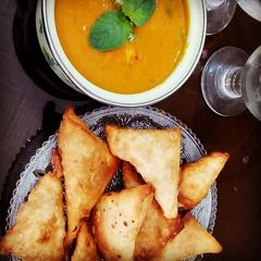 Aalu chutney samosa A picture of Aalu chutney samosa.