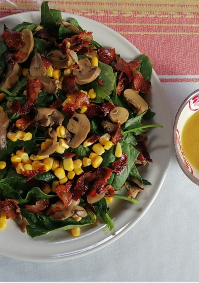 Una foto de Ensalada de espinacas con tocino