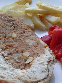 Una foto de Pollo relleno con piñones y cebolla confitada