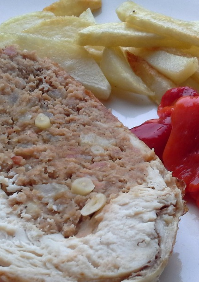 Una foto de Pollo relleno con piñones y cebolla confitada
