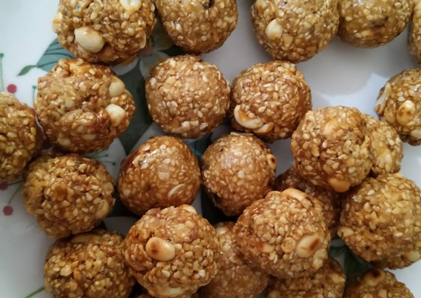 Till goodh (jaggry) ke laddoo
