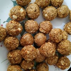 Till goodh (jaggry) ke laddoo A picture of Till goodh (jaggry) ke laddoo.