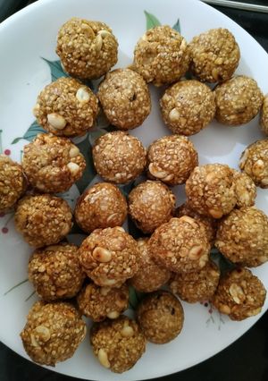 A picture of Till goodh (jaggry) ke laddoo.