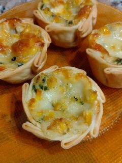 Una foto de Canastitas de choclo amarillo y salsa blanca