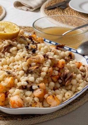 Una foto de Cuscús Libanés con Langostinos, Caballa y Vinagreta de arroz
