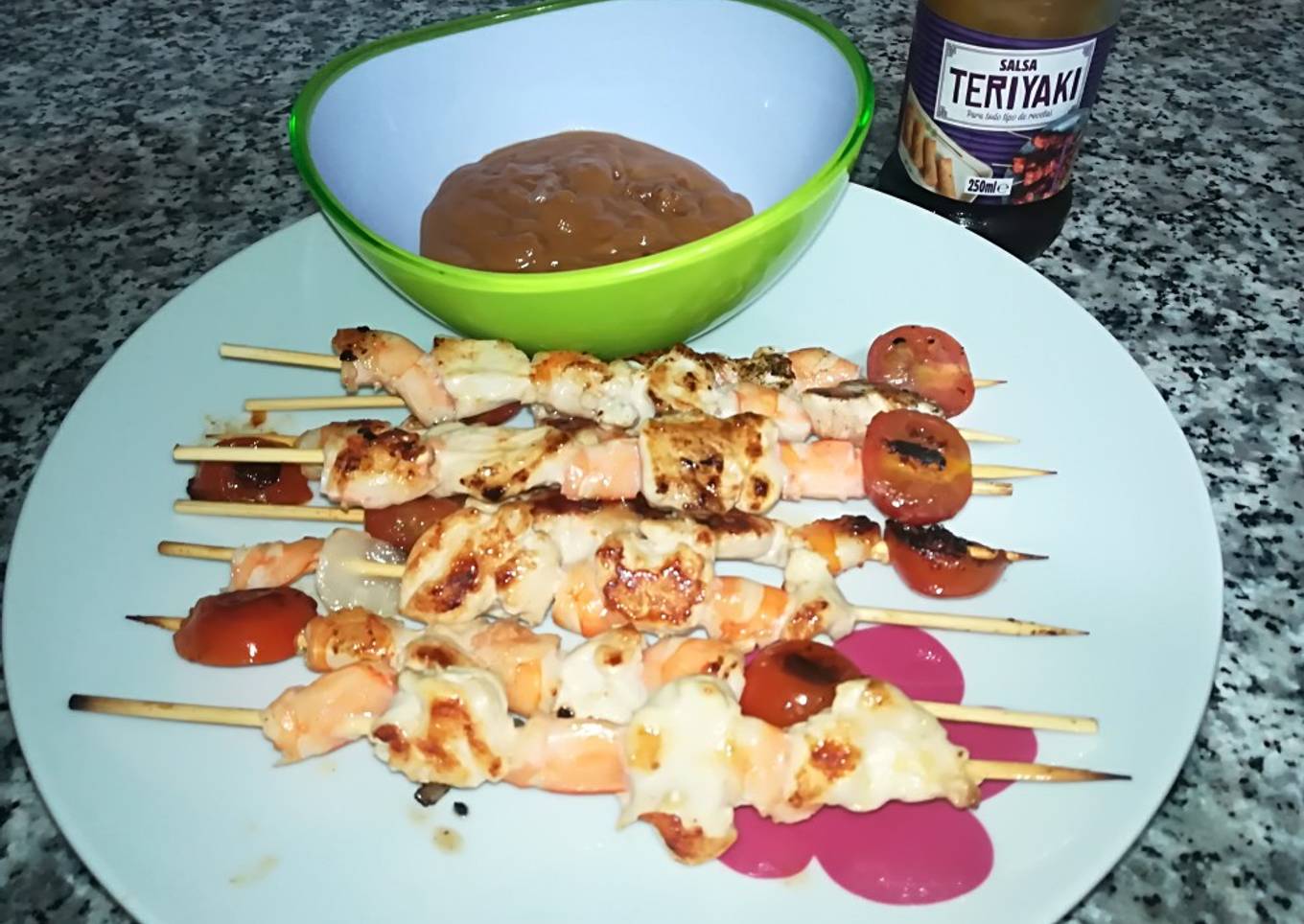 Brochetas de pollo y langostinos con crema de teriyaki