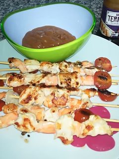 Una foto de Brochetas de pollo y langostinos con crema de teriyaki