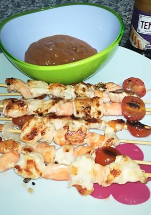 Una foto de Brochetas de pollo y langostinos con crema de teriyaki