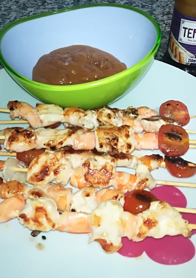 Una foto de Brochetas de pollo y langostinos con crema de teriyaki