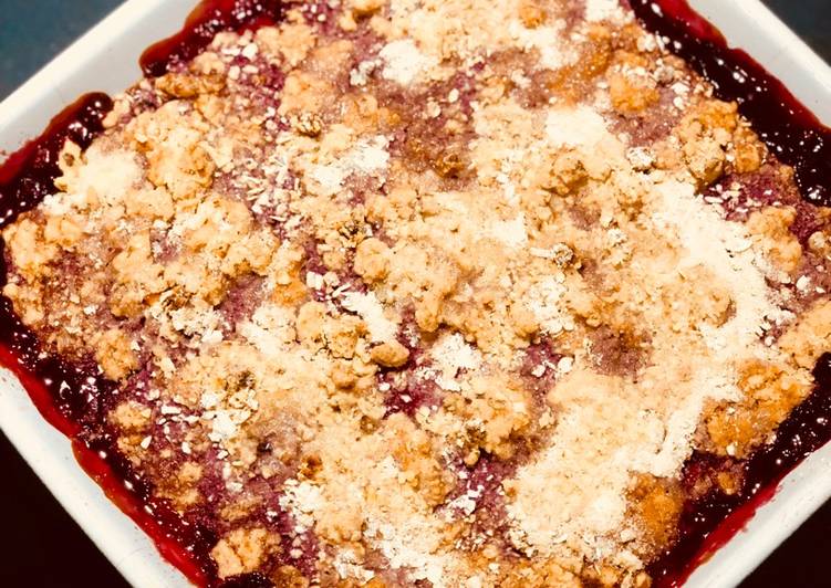 Simple Way to Make Super Quick Homemade Rhubarb and Berry Crumble