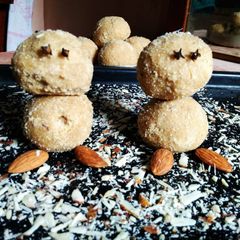 A picture of Wheat and almond laddu.