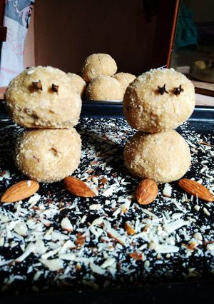 A picture of Wheat and almond laddu.