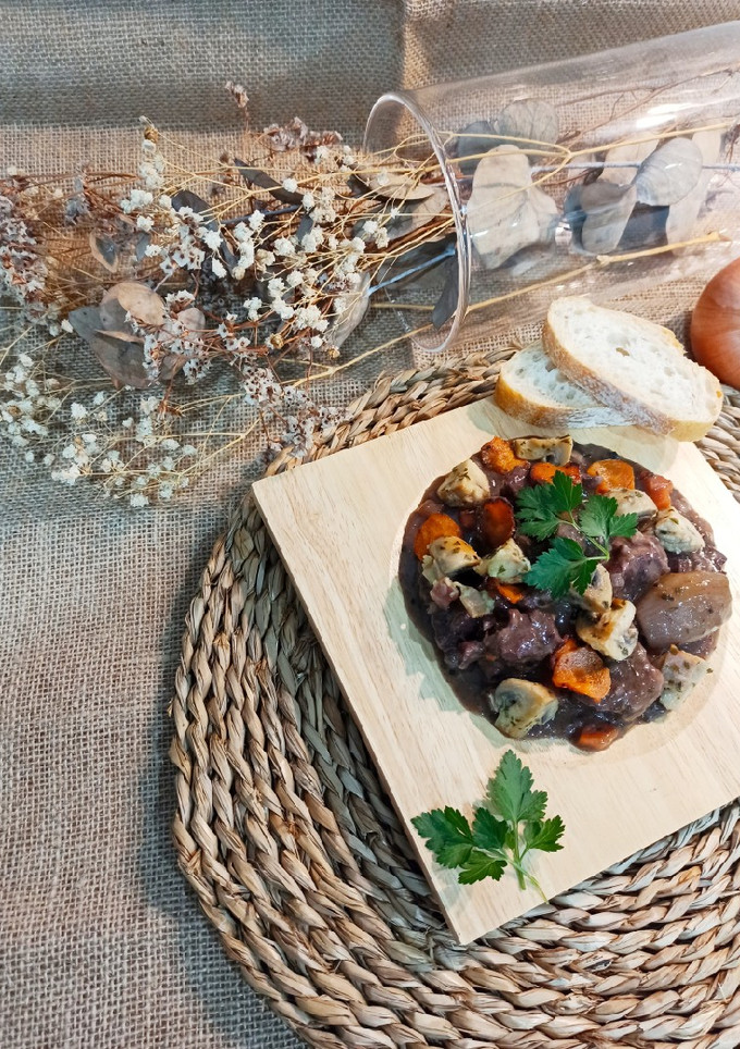 Una foto de Boeuf Bourguignon (estofado a la borgoña) 🍲