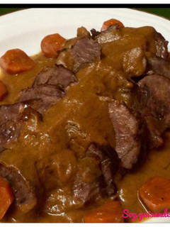Una foto de Morcillo o jarrete de ternera con salsa de zanahoria y vino tinto