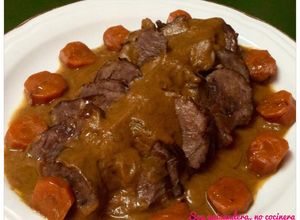 Una foto de Morcillo o jarrete de ternera con salsa de zanahoria y vino tinto