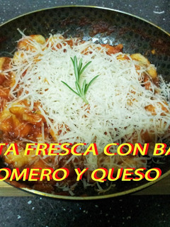 Una foto de Pasta fresca con bacon romero y queso
