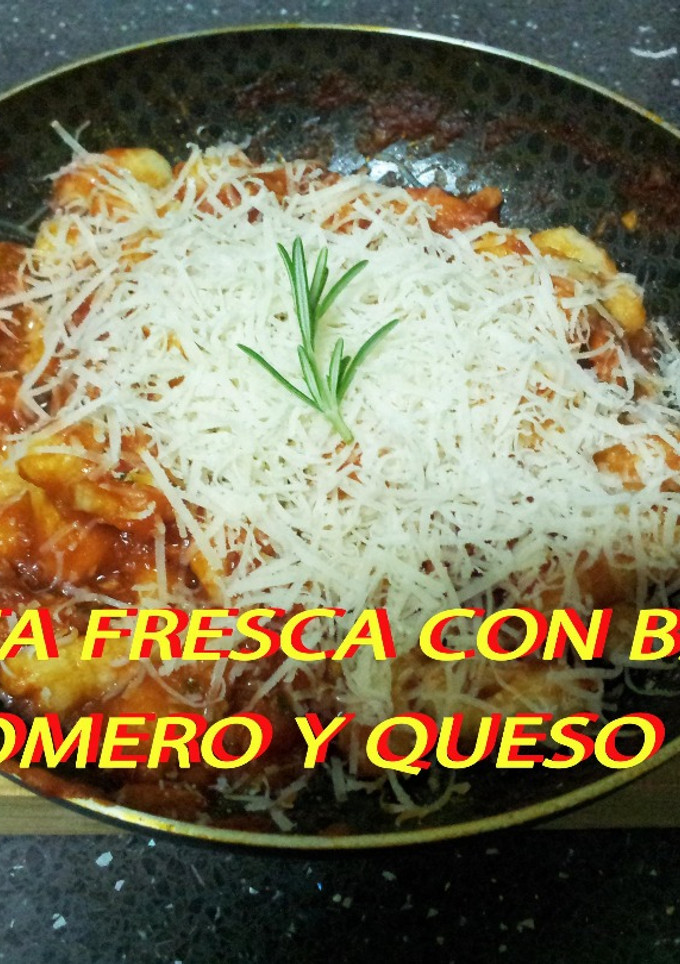 Una foto de Pasta fresca con bacon romero y queso