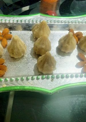 મખાના ડ્રાયફ્રુટ મોદક (Makhana Dryfruit Modak Recipe In Gujarati) રેસીપી મુખ્ય ફોટો